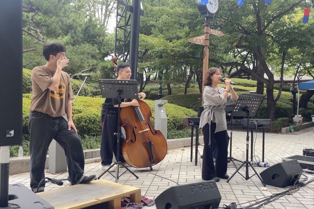 도서관 야외 정원에서 열린 공연