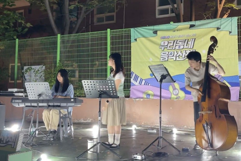 야간 야외 무대에서 공연하는 JG_Project