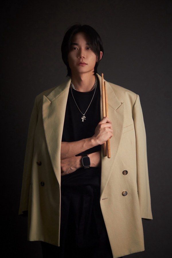드럼 스틱을 든 이준혁