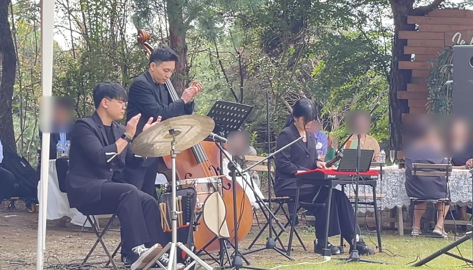 에스타시온 2025.09.27 · 야외 정원 예식에서 드럼, 콘트라베이스, 건반으로 연주하는 모습